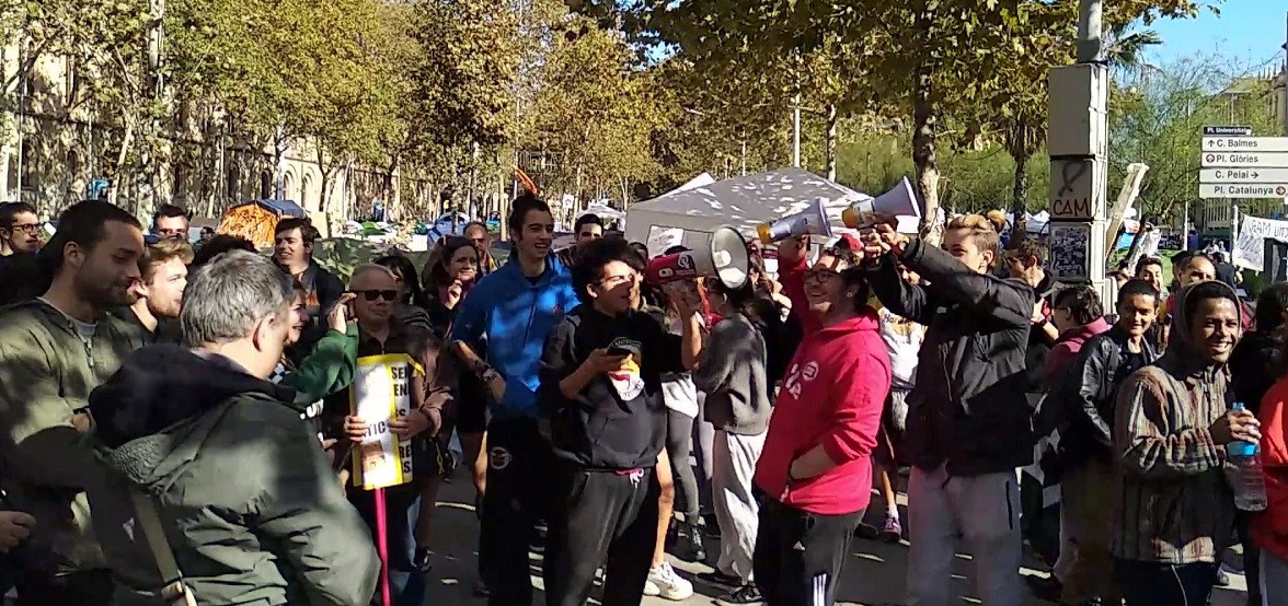 Estudiantes acampados en Universitat recigen a u00c1lvarez de Toledo