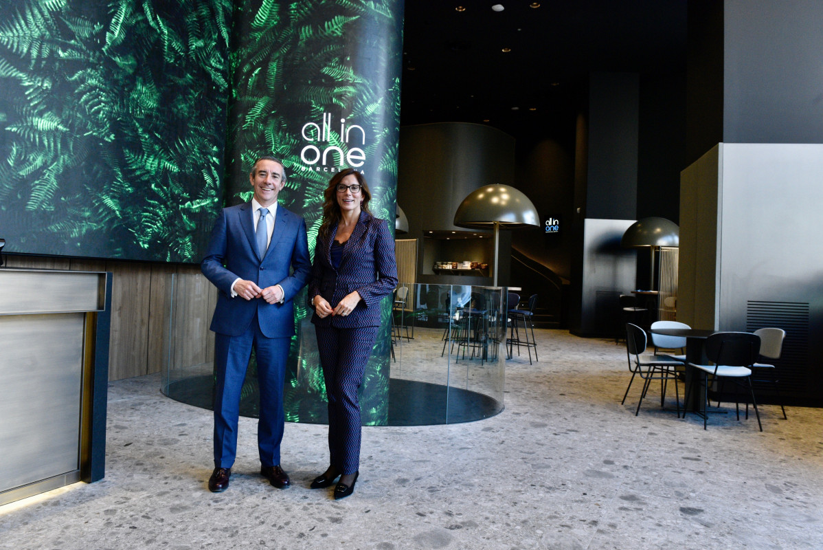 Juan Antonio Alcaraz, director general de CaixaBank, i María Alsina, directora territorial de CaixaBank a Barcelona en la nueva tienda all in one de Barcelona