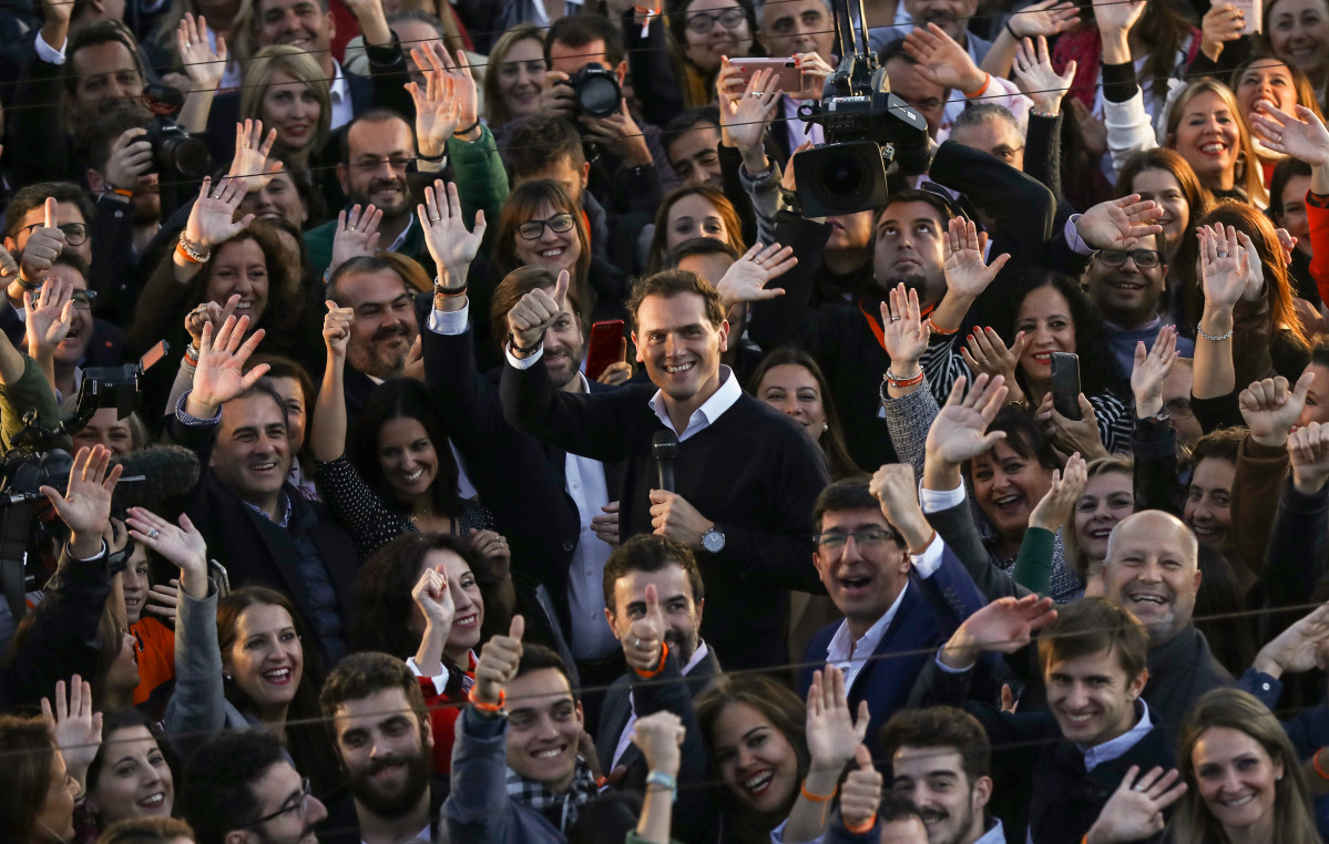 El presidente de Cs, Albert Rivera, durante el paseo en barco por el río Guadalquivir