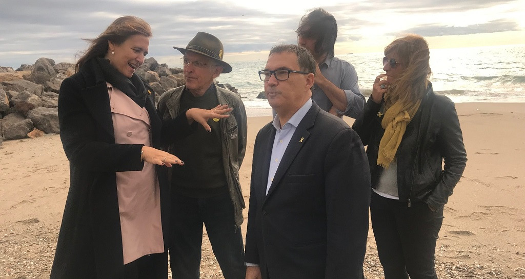 La cabeza de lista de JxCat en el Congreso, L.Borràs, con los candidatos J.Alonso Cuevillas, F.De Dalmases y la diputada en el Parlament, G.Freixa, en la Platja del Remolar