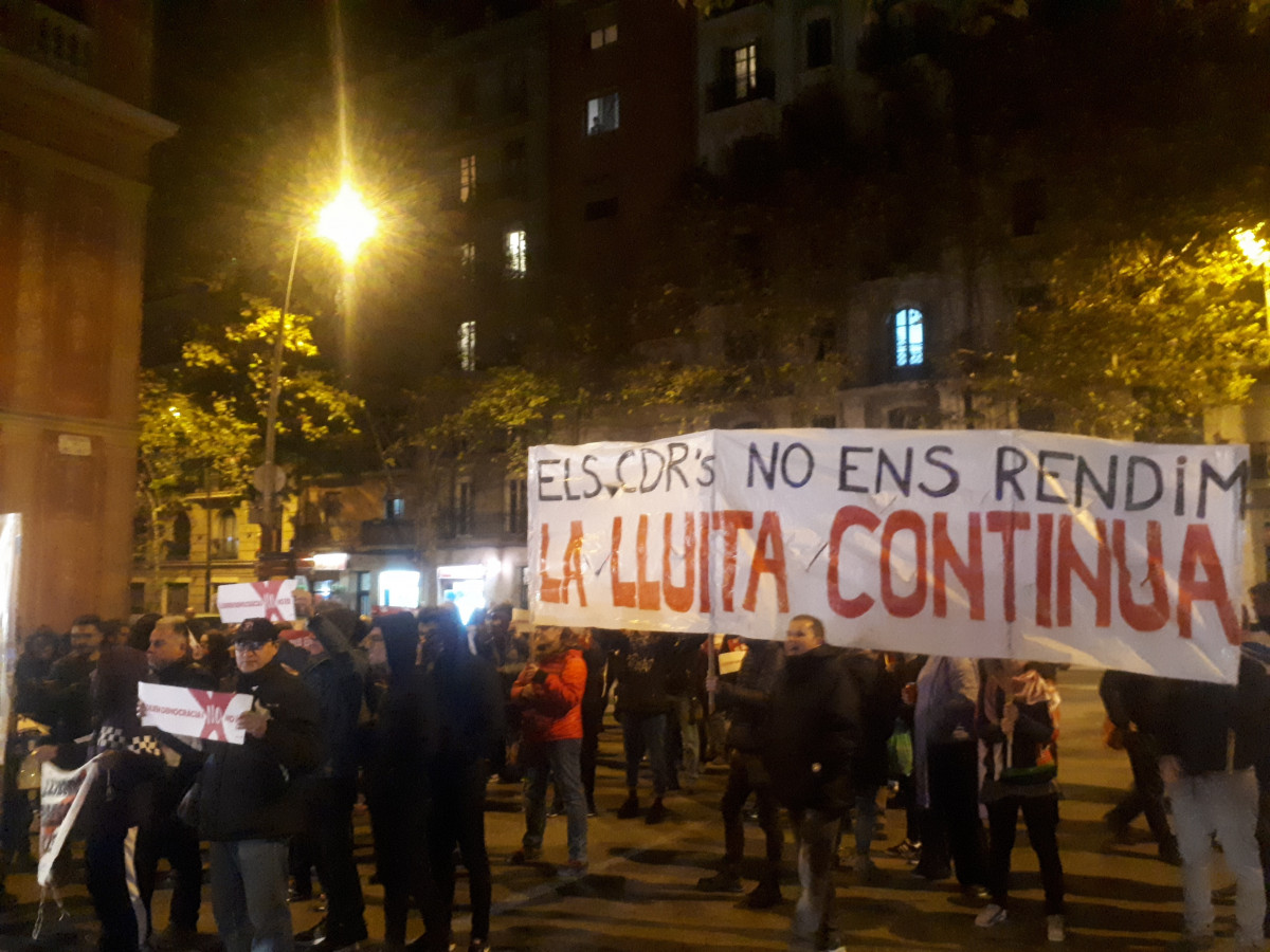 Cerca de un centenar de CDR se concentra ante el mitin de Pedro Su00e1nchez