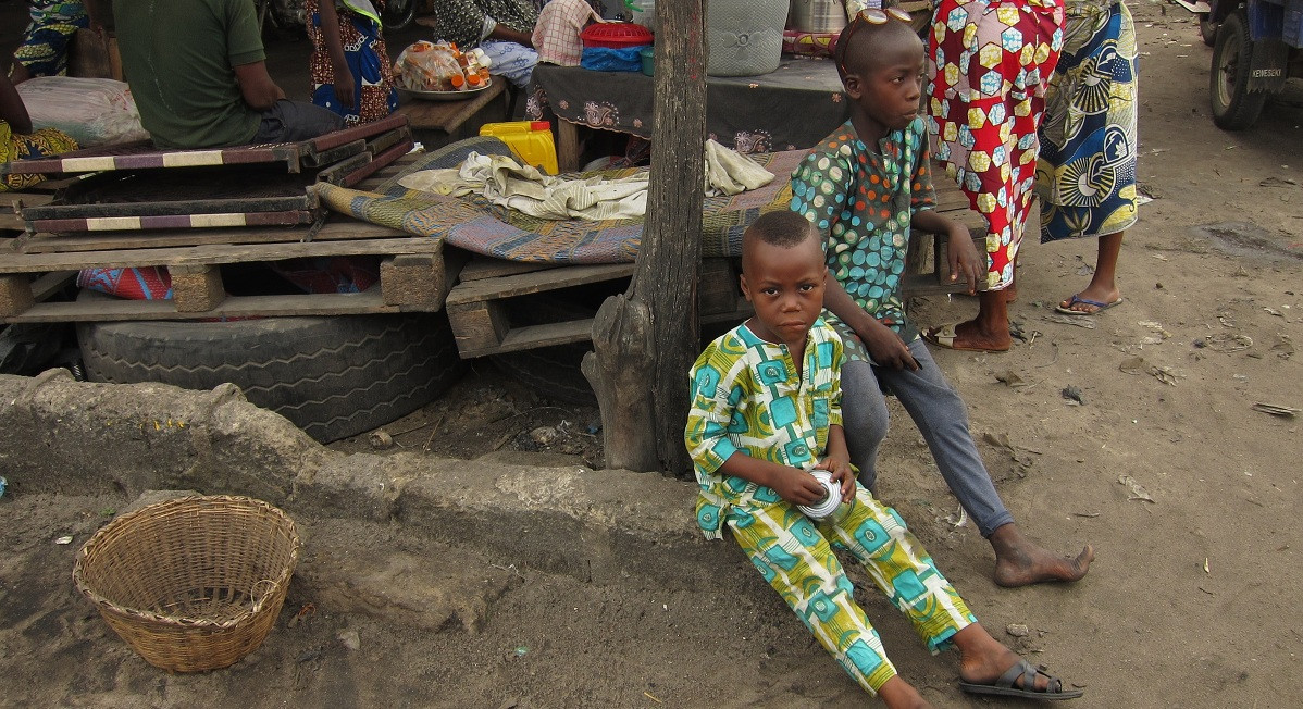 Niño en el mercado de Dantokpa Benín África