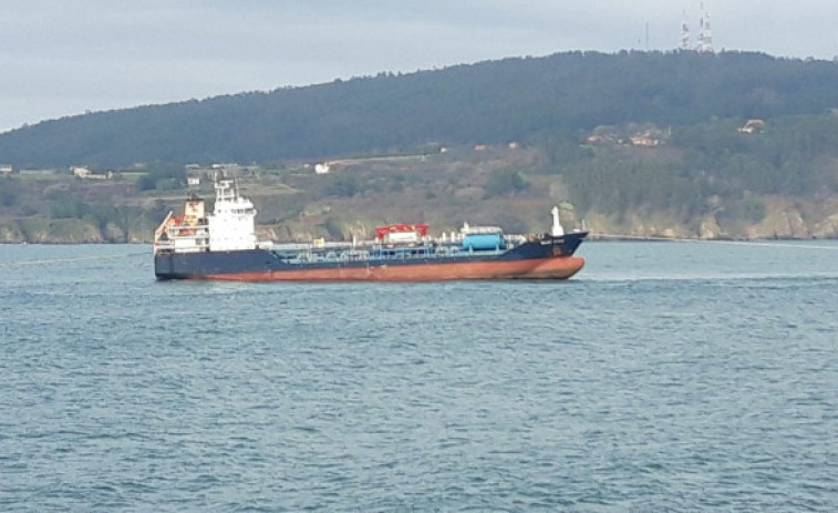 Desencallan el petrolero Blue Star tras 17 días en la costa de Ares