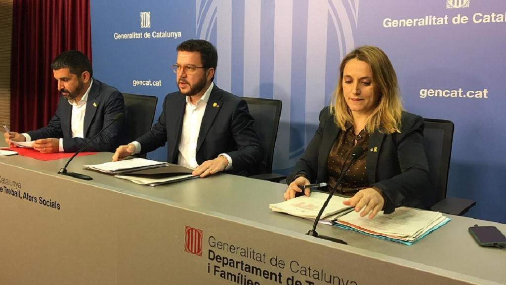 El conseller de Trabajo, Asuntos Sociales y Familias, Chakir el Homrani; el vicepresidente de la Generalitat, Pere Aragonès, y la secretaria de Economía, Natàlia Mas