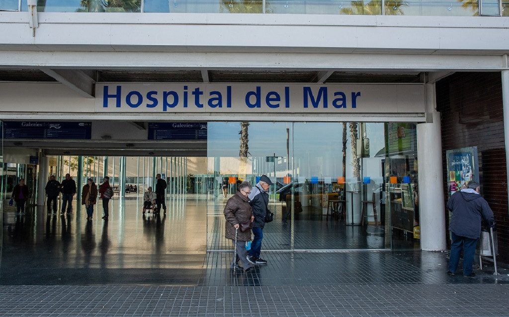 Una pareja de ancianos abandona el Hospital del Mar de Barcelona EP