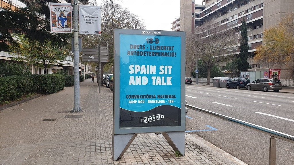 Tsunami Democru00e8tic okupa varias marquesinas de Barcelona