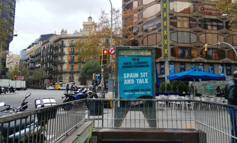 Cartel de Tsunami Democratic en una mrquesina de Barcelona