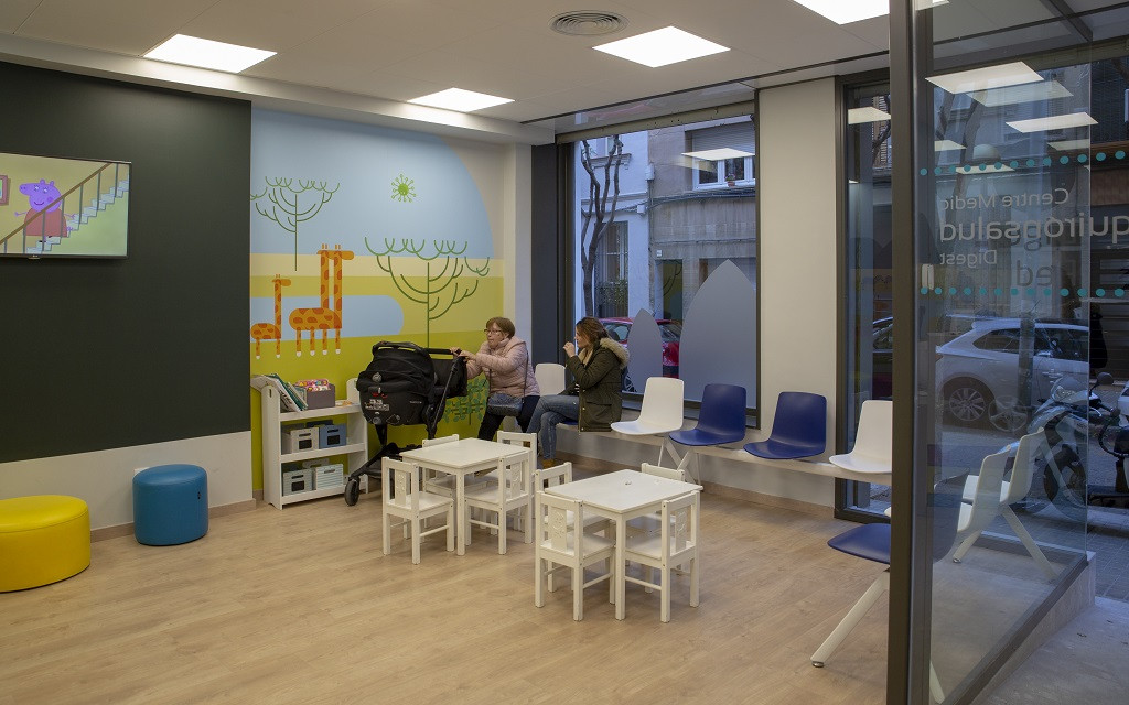 Sala de espera dell nuevo Centro Mu00e9dico Quiru00f3nsalud Digest en Badalona