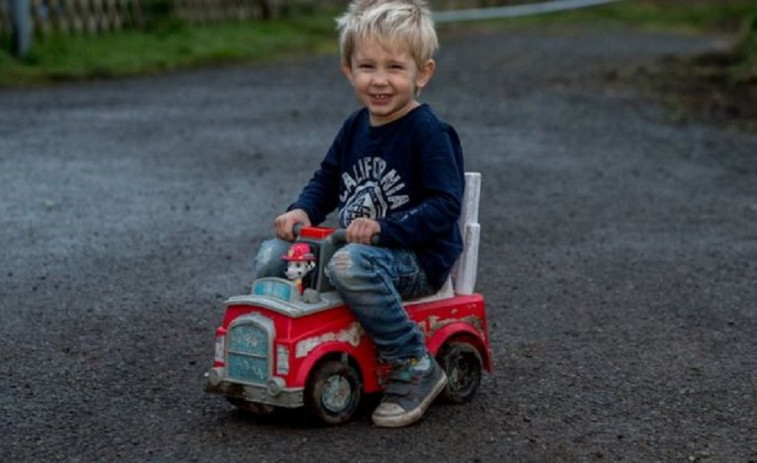 Un niño de tres años se echa a la carretera sobre su camión de juguete para salvar a su padre