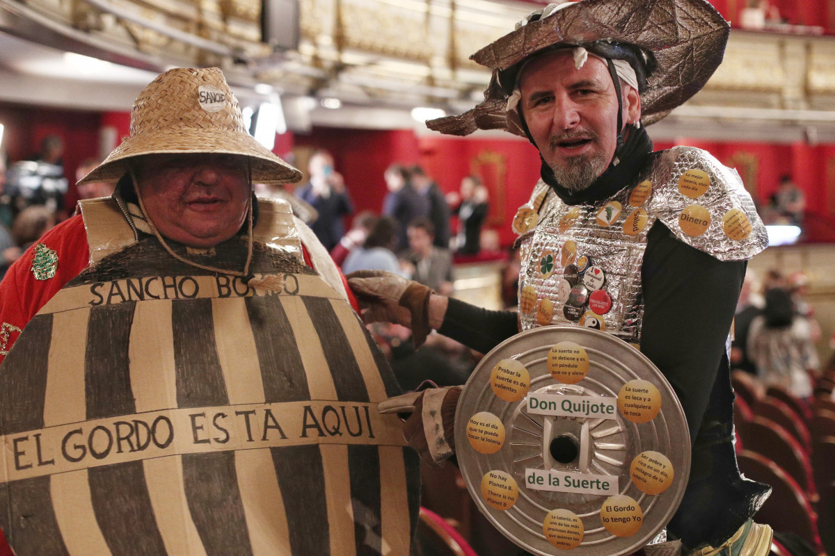 EuropaPress 2561128 Dos hombres vestidos como Don Quijote y Sancho Pancha asisten a la celebración del Sorteo Extraordinario de la Lotería de Navidad 2019 en el Teatro Real de Madrid (España) a 22 
