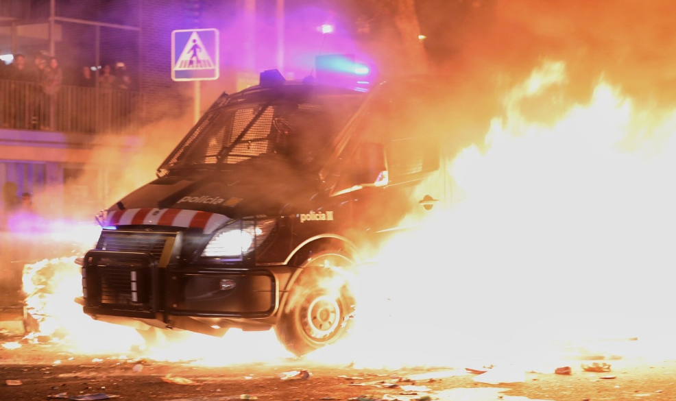 Mossos vehículo ardiendo Clásico 2019