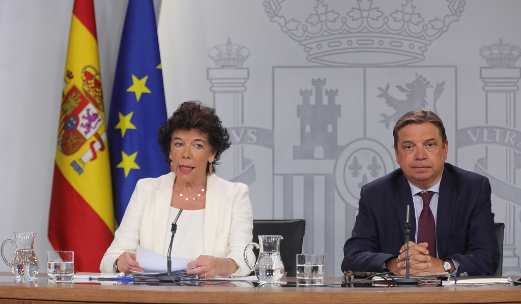 La portavoz del Gobierno y ministra de Educación en funciones, Isabel Celaá y el ministro de Agricultura y Pesca en funciones, Luis Planas