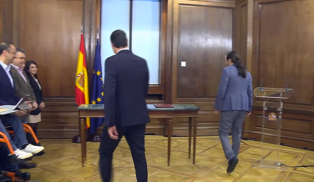 Sánchez e Iglesias escenifican la firma de su acuerdo de gobierno sin permitir la entrada a la prensa