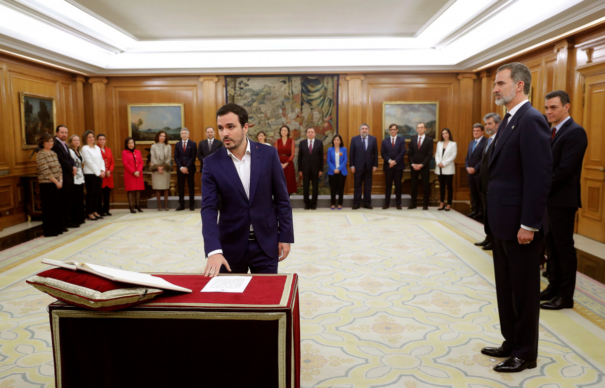 Alberto Garzón jurando su cargo ante el Rey