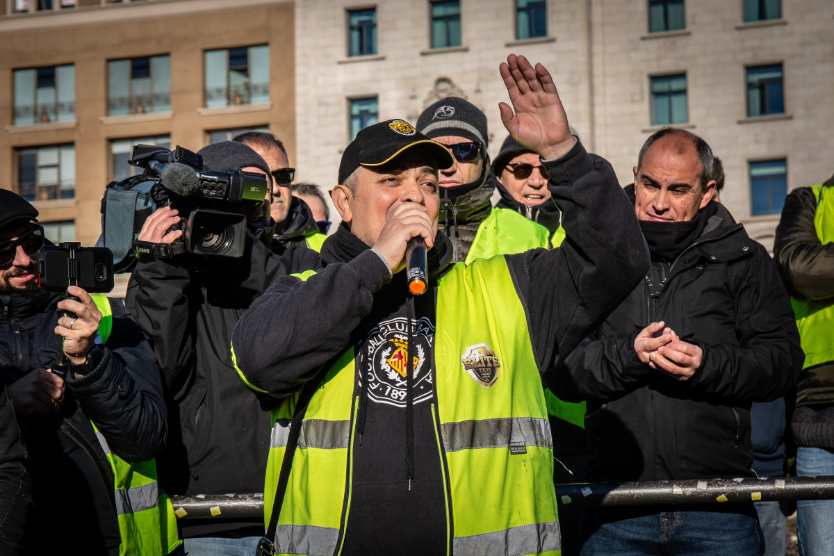 Tito Álvarez, el fundador de Élite Taxi (el sindicato mayoritario de taxistas de Barcelona) interviene en la asamblea de taxistas organizada en el Paseo de Gracia de Barcelona (frente al hotel Ibero