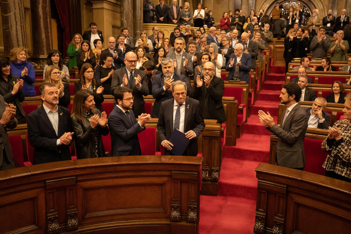 El president de la Generalitat, Quim Torra, es aplaudido a su llegada a un pleno extraordinario convocado tras la decisión de la Junta Electoral Central (JEC) de inhabilitarle en Barcelona (Cataluña
