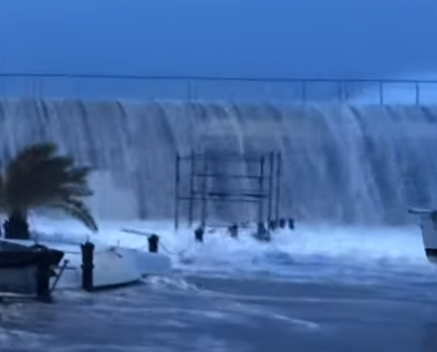 El temporal 'Gloria' barre el espigón del Port Olímpic