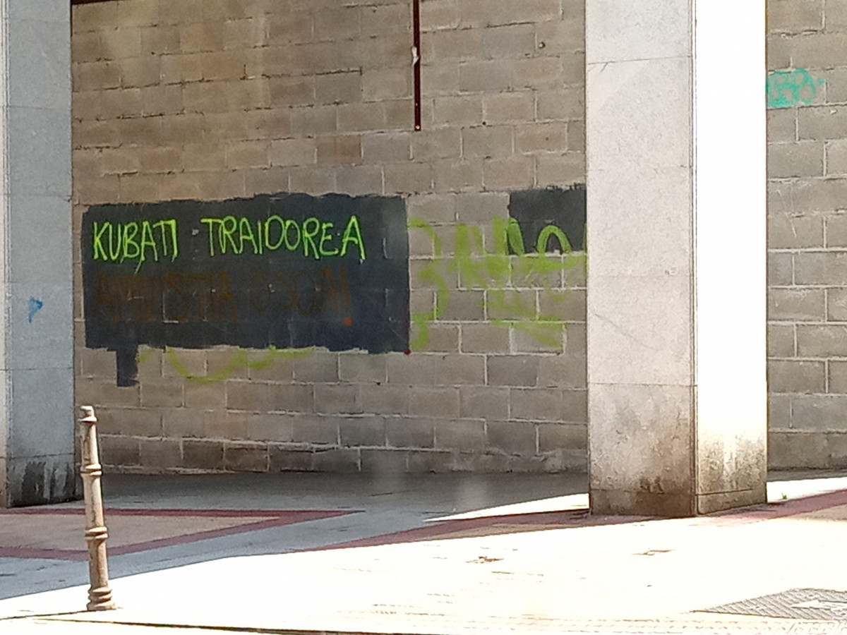 EuropaPress 2603509 Pintada contra el etarra José Antonio López Ruíz Kubati en Barakaldo (Bizkaia)