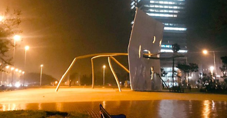 La escultura 'David y Goliat' de Barcelona se viene abajo por los fuertes vientos