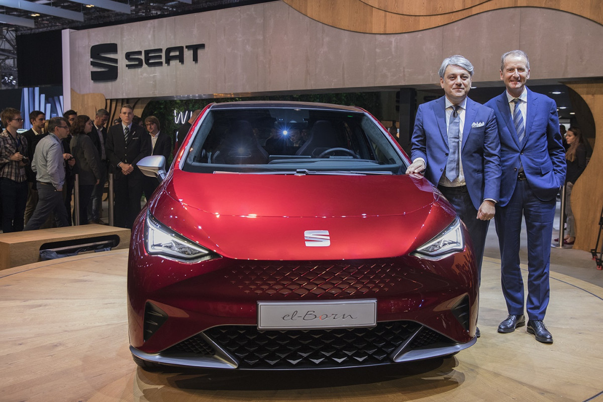 El presidente de Seat (izquierda), Luca de Meo, y el presidente de Volkswagen (derecha), Herbert Diess, posan con el Seat el Born en el Salón Internacional del Automóvil de Ginebra de 2019