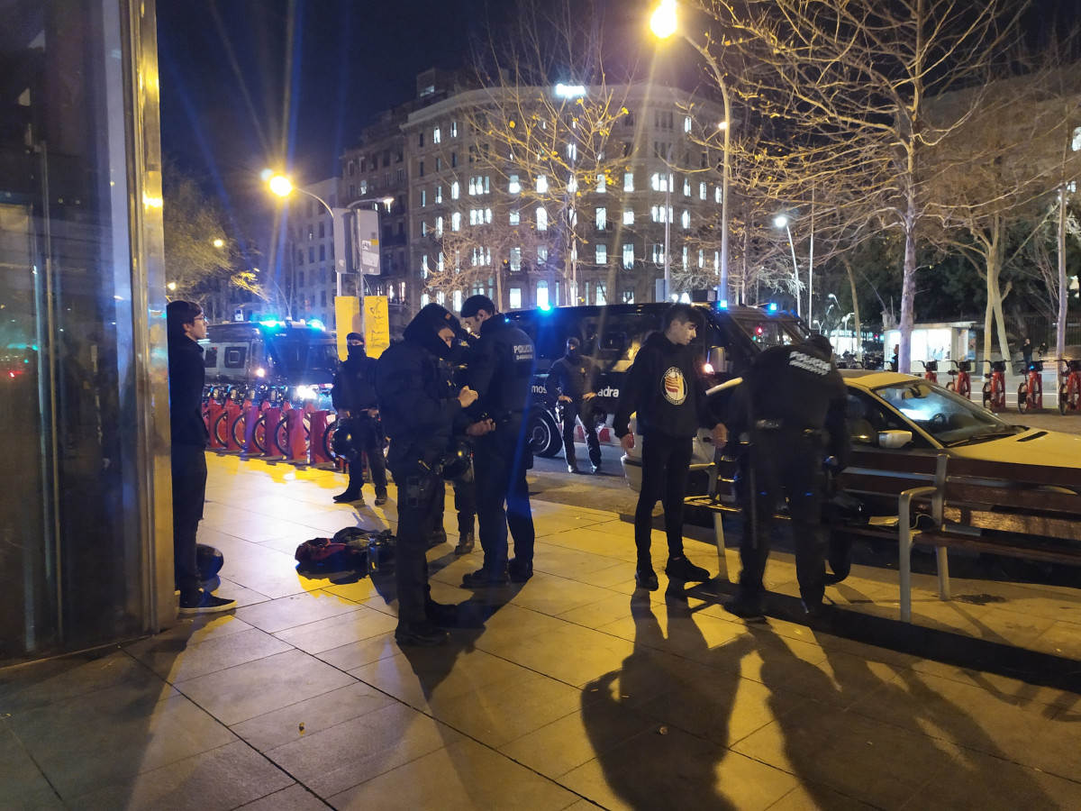Mossos registran mochilas en Universitat