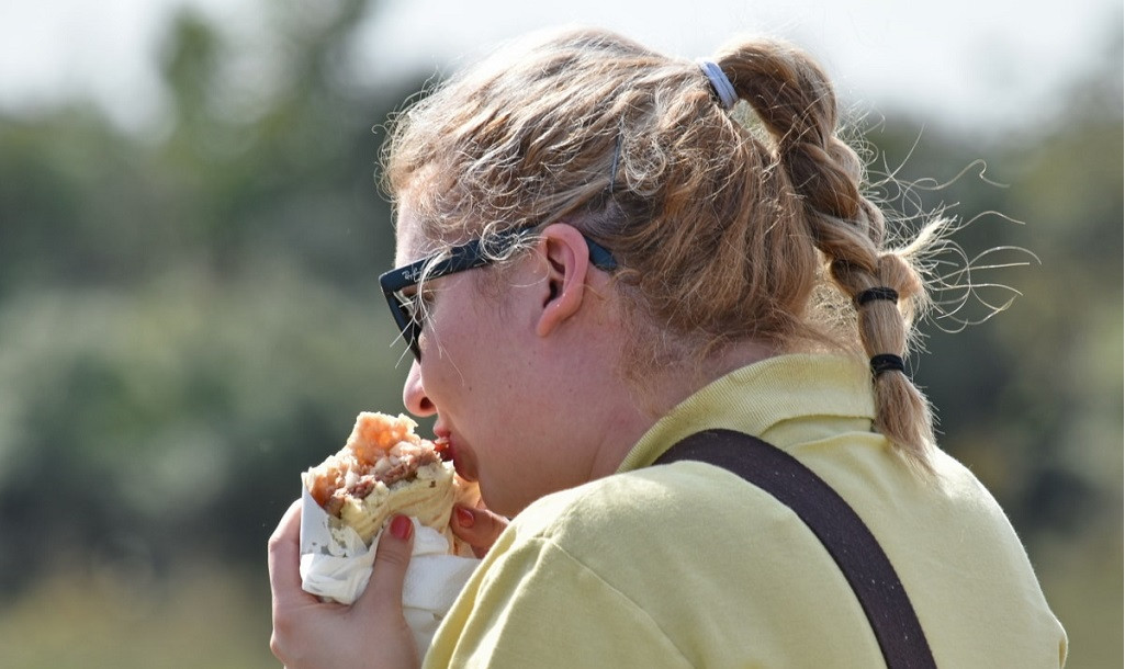 Mujer comiendo un bocadillo, comida, comer