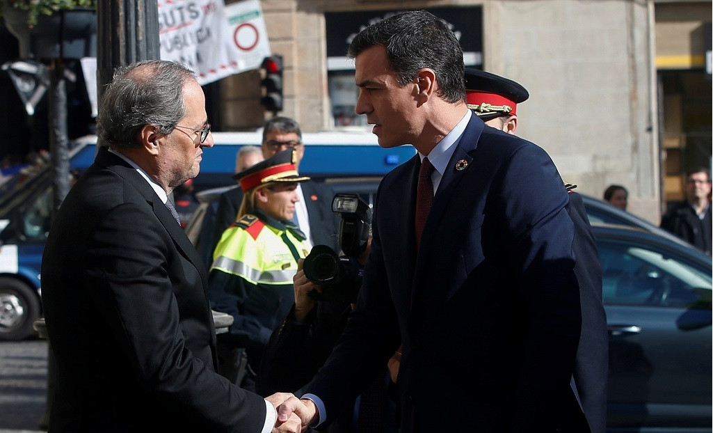 Quim Torra recibe a Pedro Sánchez en el Palau de la Generalitat, antes de su reunión, en Barcelona el 6 de febrero de 2020