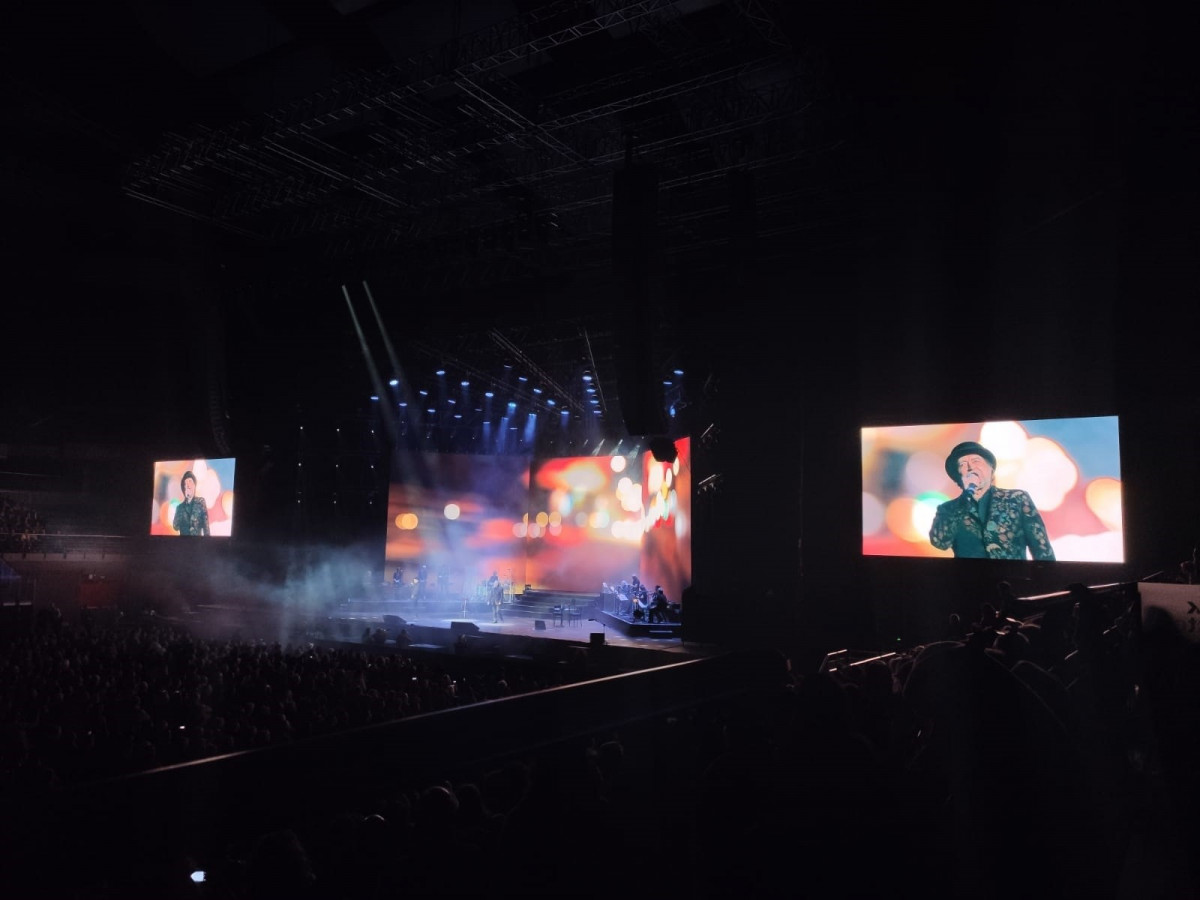 Joaquin Sabina cae del escenario en su concierto en Madrid