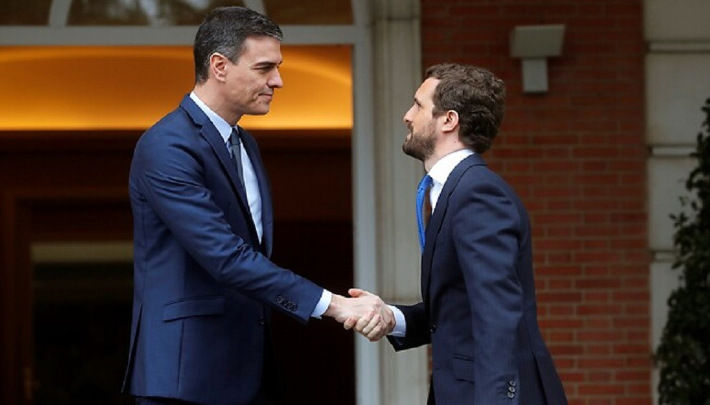 Pedro Sánchez saluda a Pablo Casado antes de su reunión en La Moncloa 17 febrero2020 RTVE