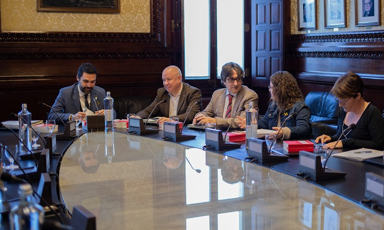 Mesa del Parlament presidida por Roger Torrent