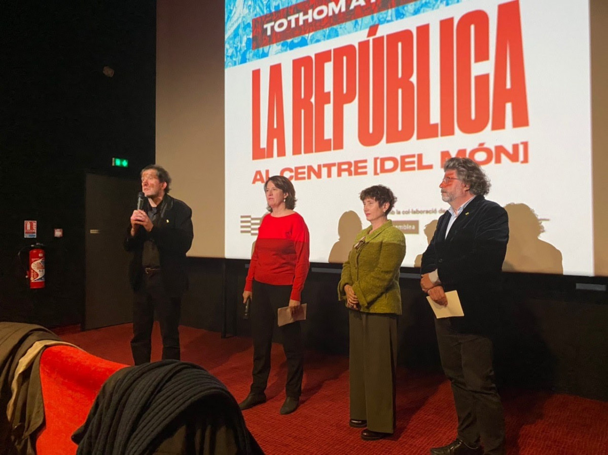 Joan Lluís Lluís, Elisenda Paluzie, Carme Garcia y Toni Castellà en el acto de presentación del acto del Consell per la República en Perpiñán