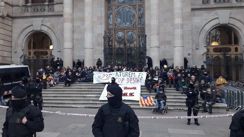 Un centenar de manifestants convocats pels CDR bloquegen la porta principal del TSJC