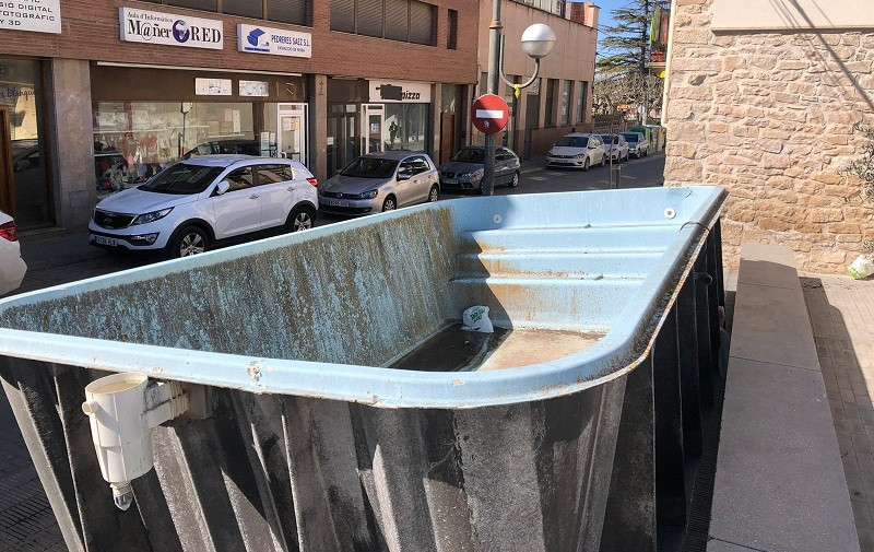 El viento tira una piscina que estaba en una terraza en les Borges Blanques