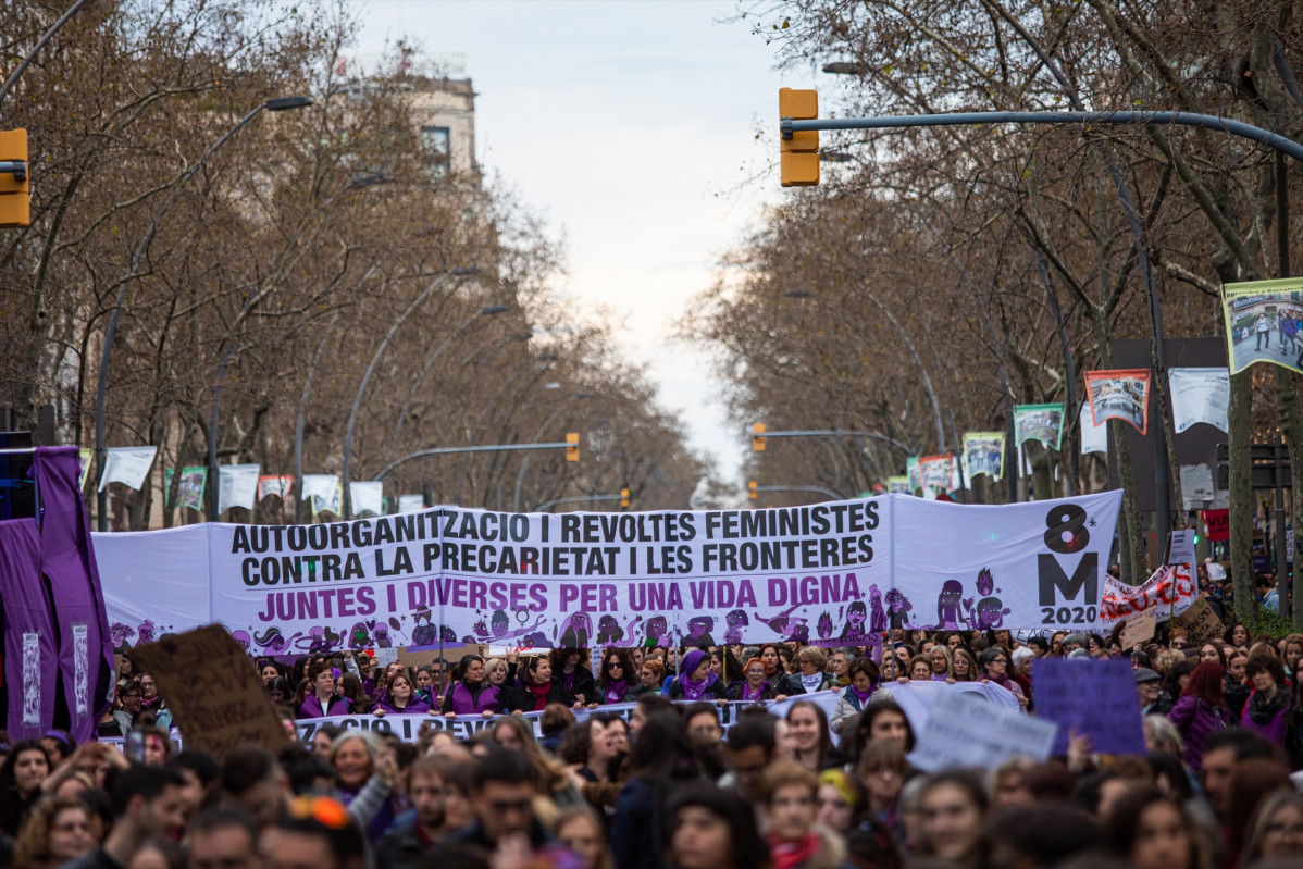 Manifestantes con una gran pancarta en la que pone 