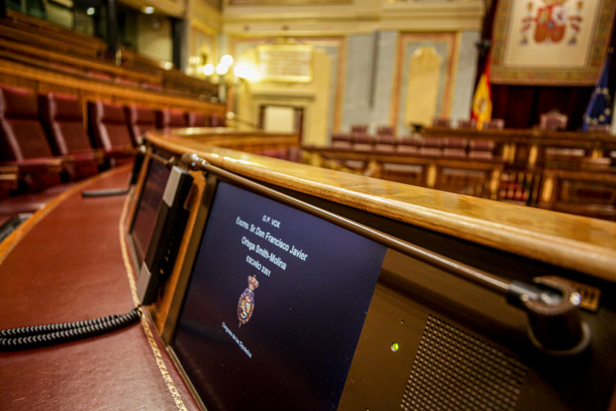 Escaño vacío del secretario general de Vox, Javier Ortega Smith, tras haber dado positivo en coronavirus y tras la suspensión del pleno del Congreso de los Diputados de esta semana como medida prev