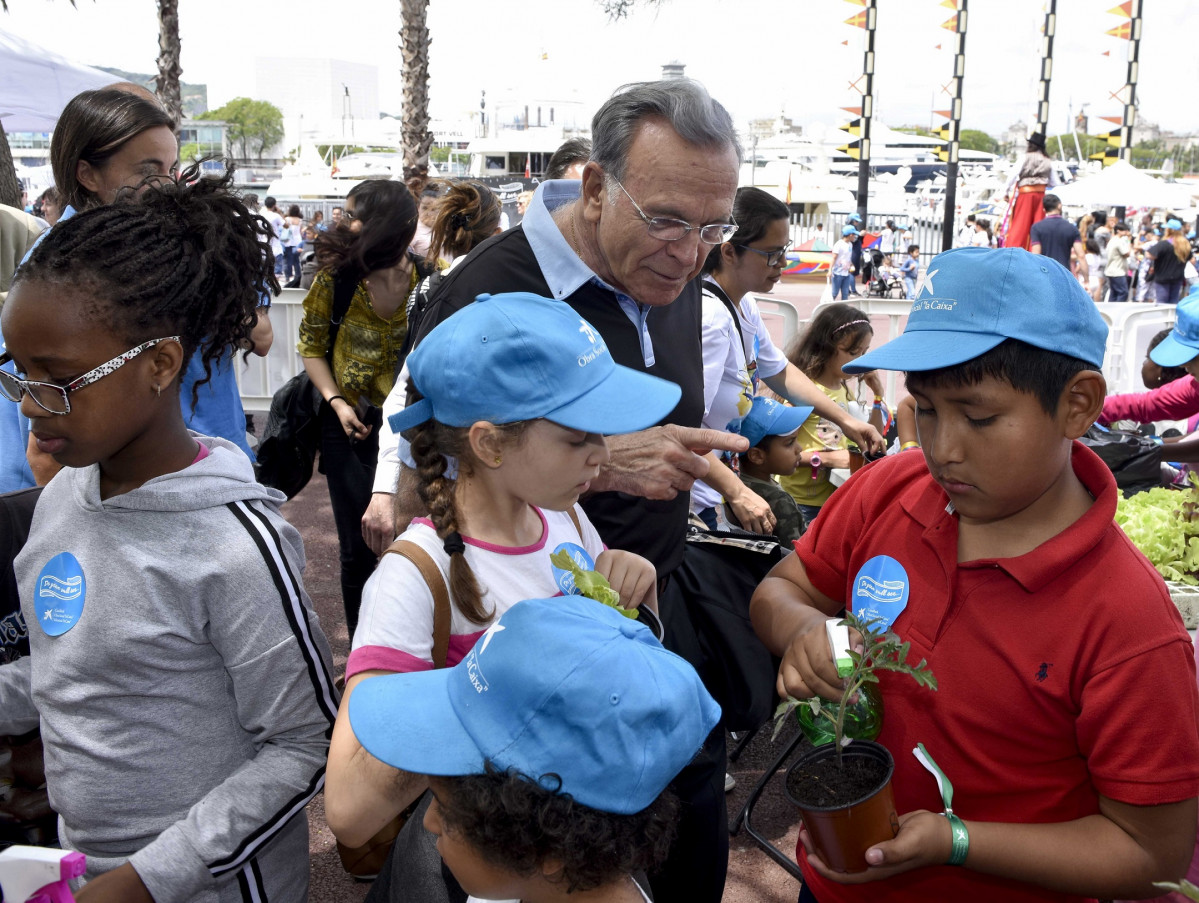 Isidro Fainé con niños de CaixaProinfancia 2
