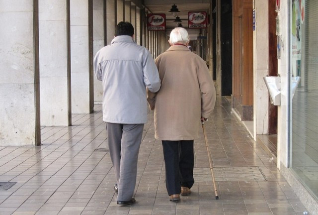 Dependencia ancianos paseo 21032018 1