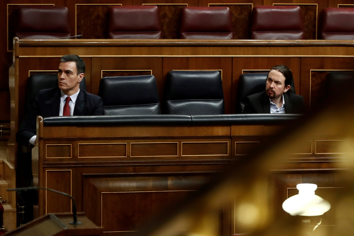 El presidente del Gobierno, Pedro Sánchez (i), y el vicepresidente de Derechos Sociales, Pablo Iglesias, durante el pleno del Congreso que debatió la prórroga del estado de alarma