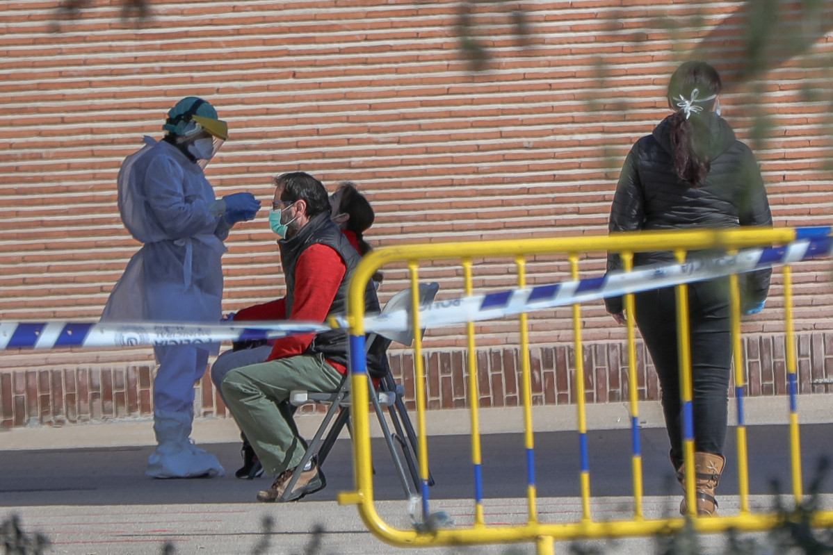 Una sanitaria le realiza a varios trabajadores de servicios esenciales uno de los test rápidos de coronavirus que ha adquirido el Ayuntamiento de la capital para preservar la salud de los trabajadore