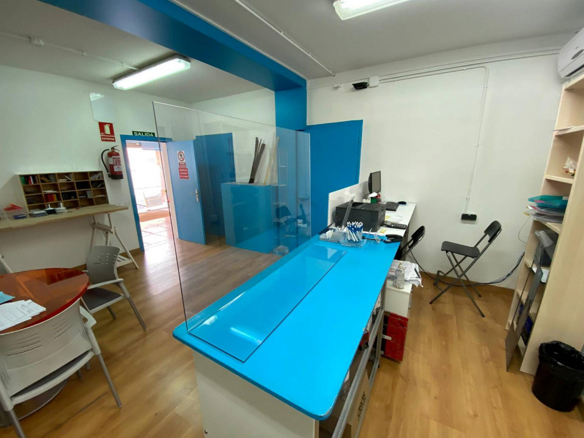 Mampara de policarbonat instal·lada en edificis judicials per evitar transmissions de coronavirus.