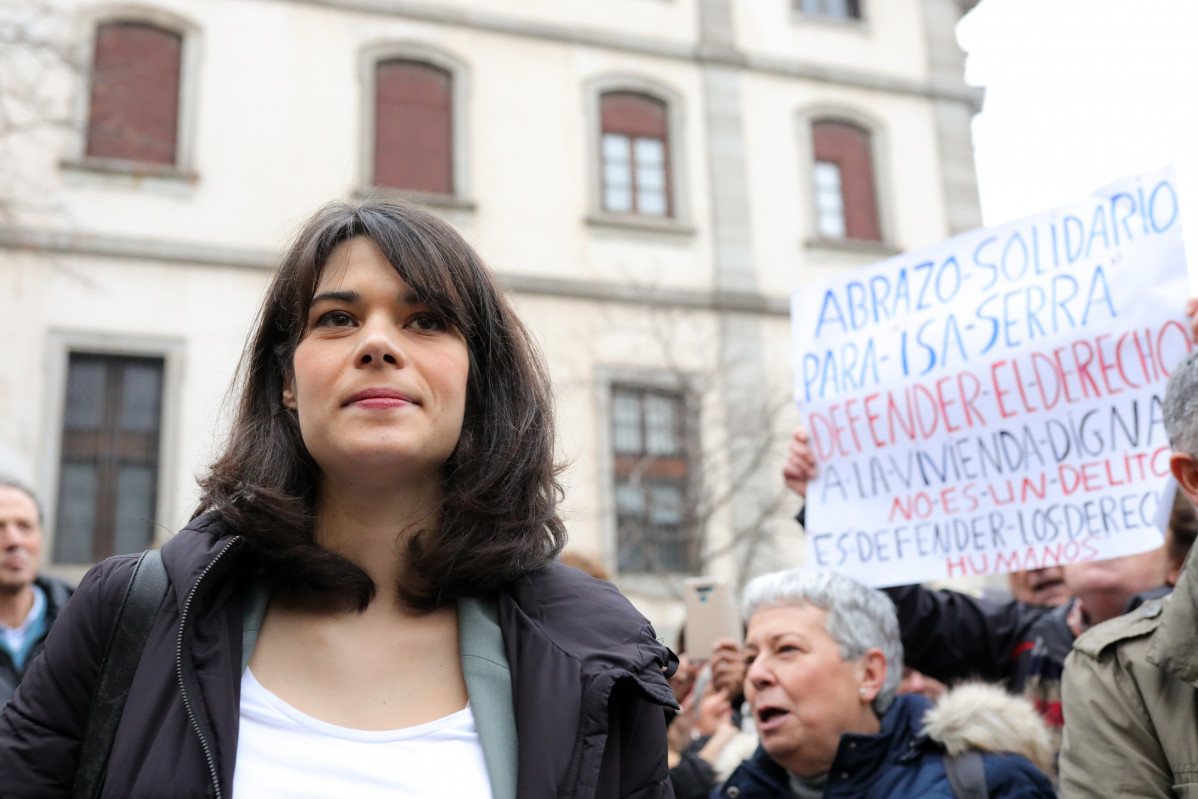 La portavoz de Unidas Podemos en la Asamblea de Madrid, Isa Serra, recibe el apoyo de diferentes concentrados, a su llegada al Tribunal Superior de Justicia de Madrid el pasado 12 de febrero de 2020.