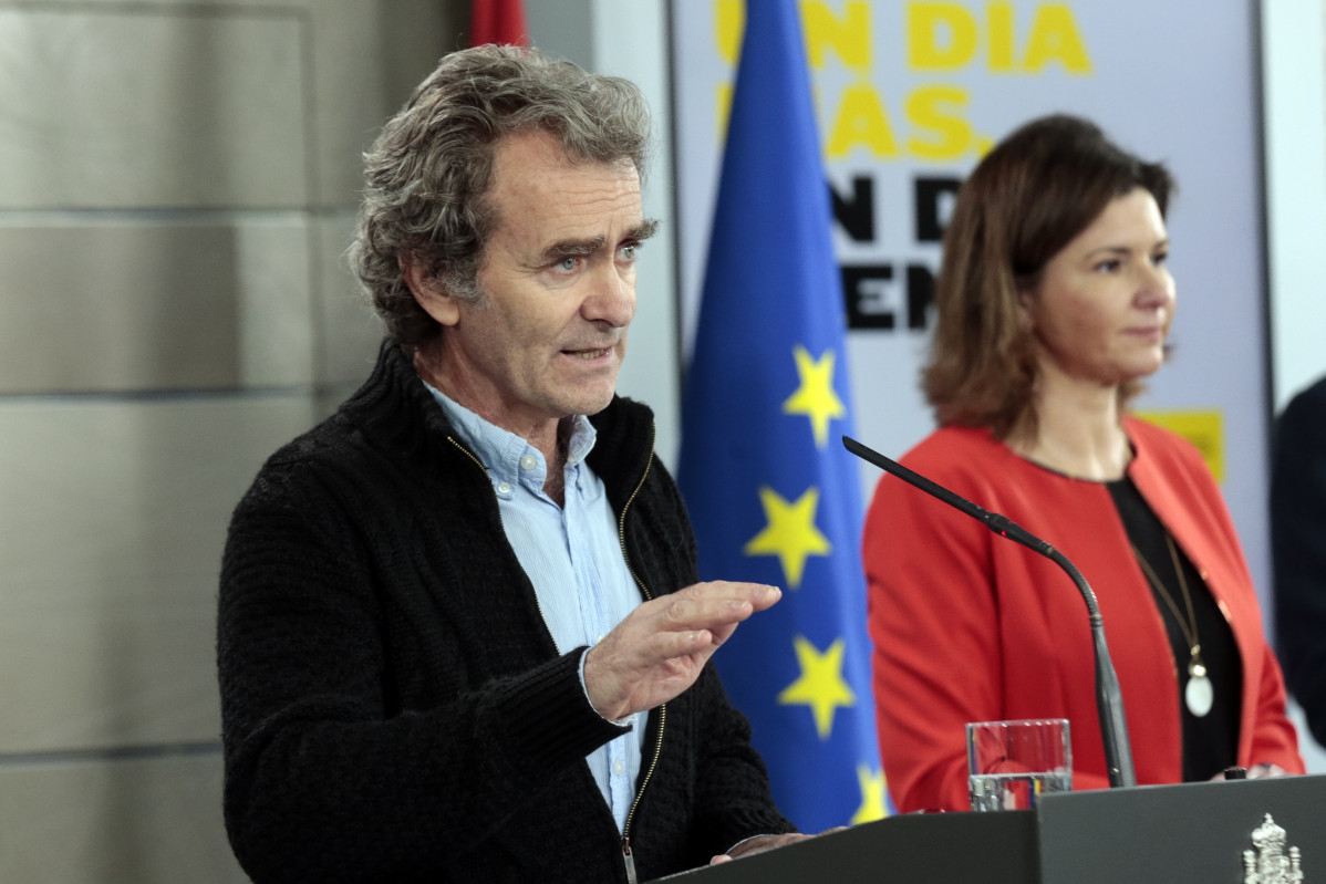 El director del Centro de Coordinación de Alertas y Emergencias Sanitarias del Ministerio de Sanidad, Fernando Simón; y la secretaria general de Transportes, María José Rallo del Olmo,