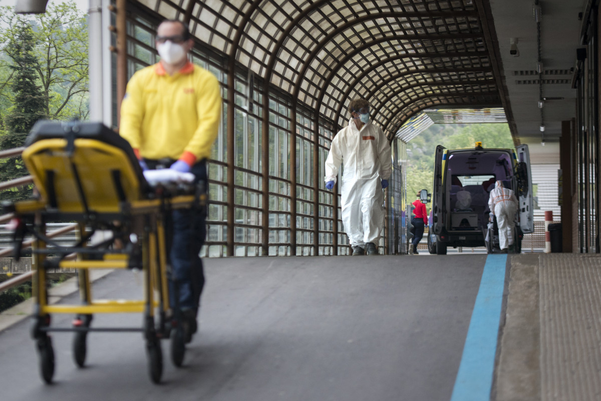 Treballadors sanitaris en l'entrada d'Urgències de l'Hospital Trueta de Girona durant el confinament