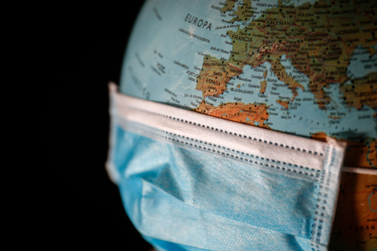 Una bola del mundo con una mascarilla quirúrgica, en Valdemoro (Comunidad de Madrid/España) a 26 de abril de 2020. La pandemia de coronavirus ha dejado hasta este domingo a primera hora 2.898.082 personas contagiadas y 203.025 víctimas mortales. Un total