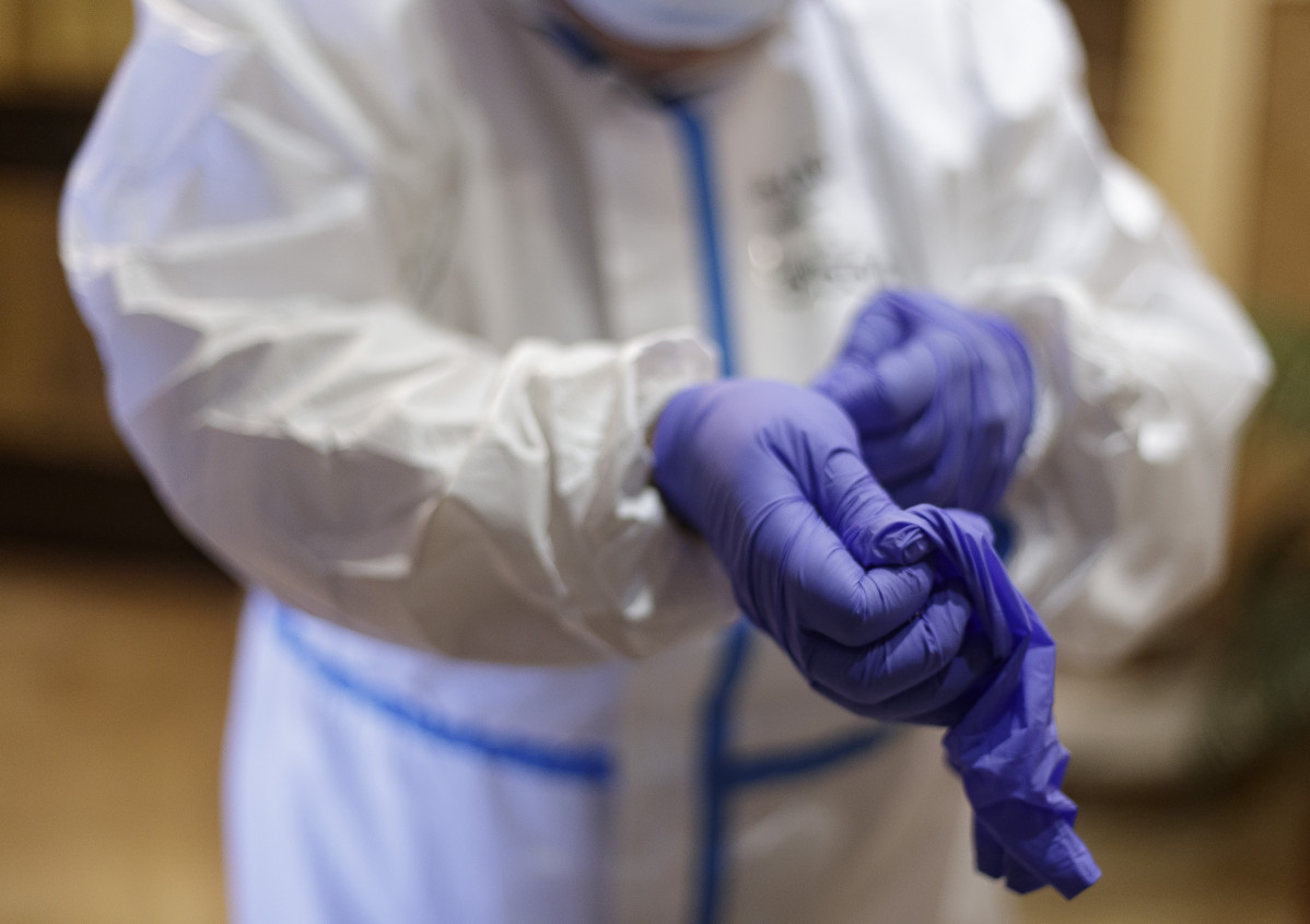 Personal sanitario de la Residencia de Mayores Jesús del Buen Amor se coloca el material de protección. En Griñón, Madrid, (España), a 27 de abril de 2020.