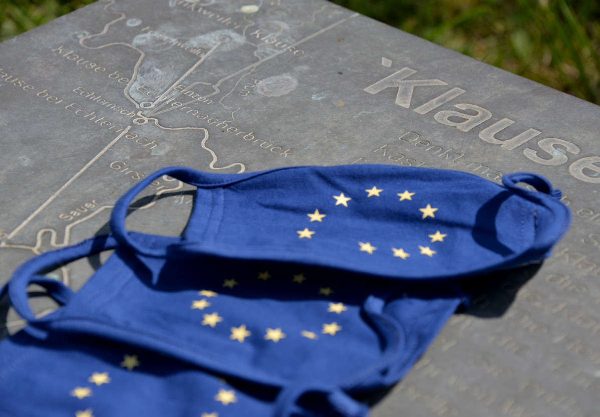 Mascarillas con la bandera de la Unión Europea