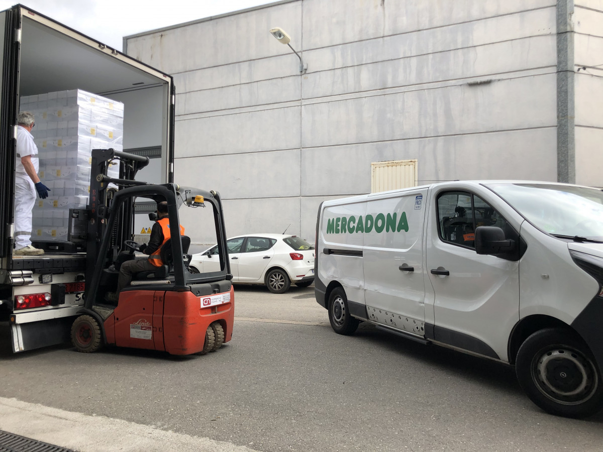 Mercadona Ha Entregado Este Martes 99.200 Unidades De Longaniza, Chorizo Y Pollo (5 Toneladas) Al Banc Dels Aliments En Toda Girona Para Paliar La Crisis Del Coronavirus.