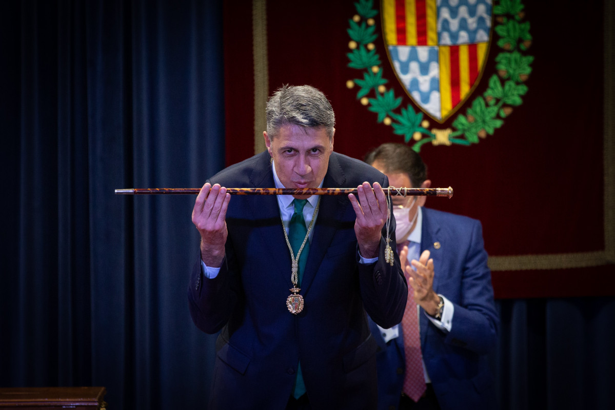 Xavier García Albiol (PP) con la vara de alcalde tras ser proclamado de nuevo primer edil de Badalona.
