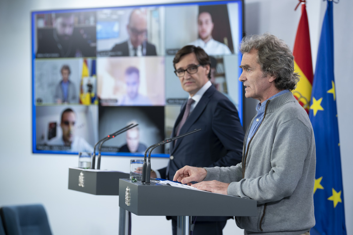 El ministro de Sanidad, Salvador Illa, y el director del Centro de Coordinaci&oacute;n de Alertas y Emergencias Sanitarias, Fernando Sim&oacute;n, durante la rueda de prensa de Sanidad para anunciar qu&eacute; territorios avanzan en la desescalada a 15 de mayo de 2020