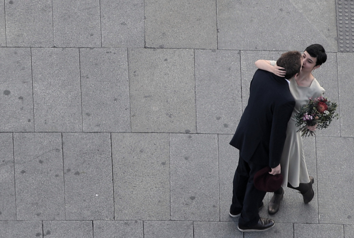 Una pareja es fotografiada en pleno aluvión de bodas canceladas en Madrid por el avance del coronavirus y la recomendación de evitar aglomeraciones, en Callao, Madrid (España), a 13 de marzo de 202